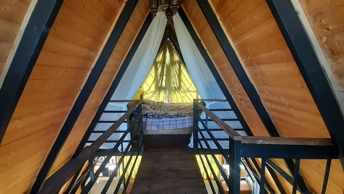 کلبه یک خوابه باغ دلبر - اتاق خواب زیرشیروانی