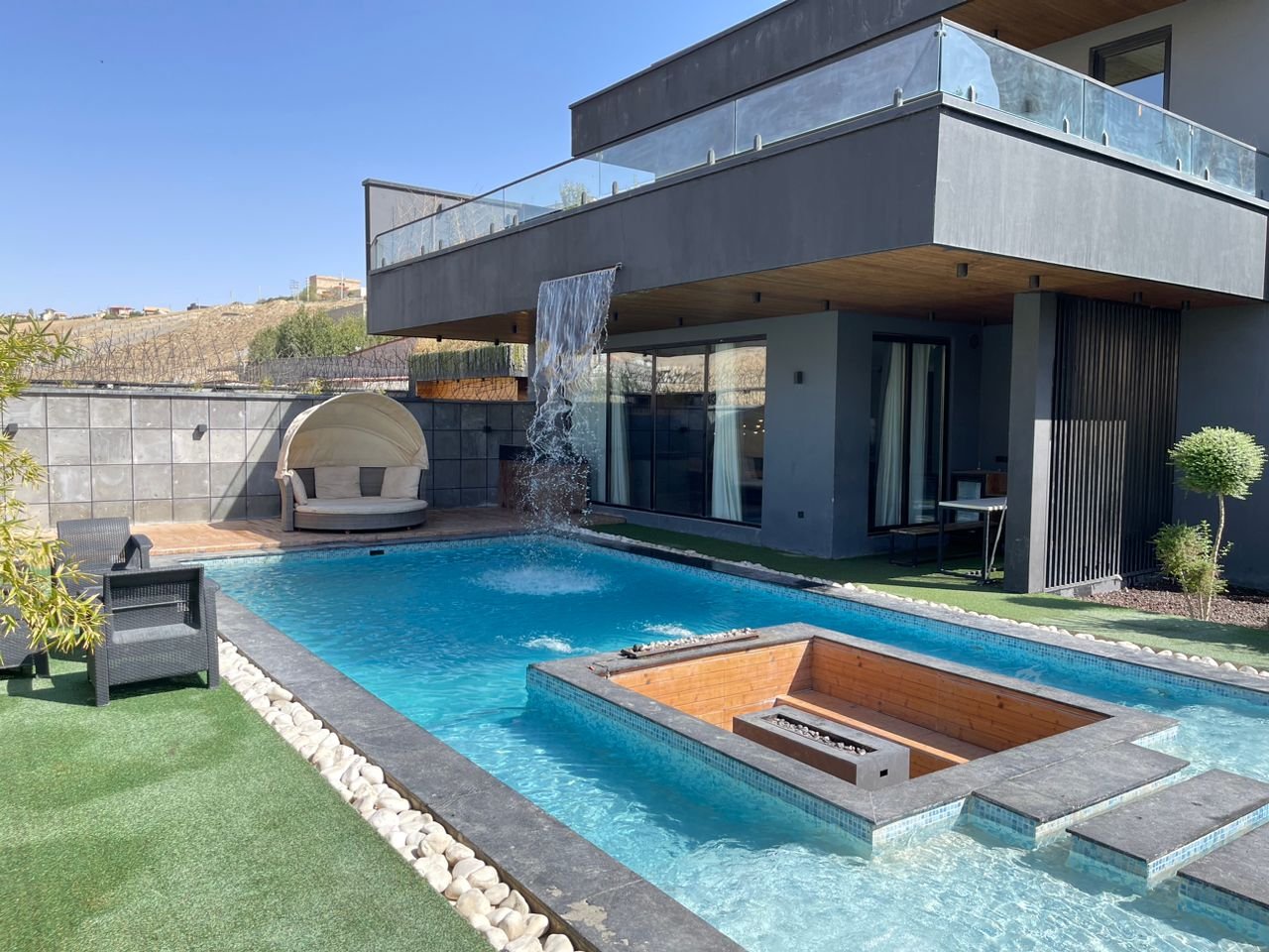 ویلا چهارخوابه استخردار آبگرم آتشکده