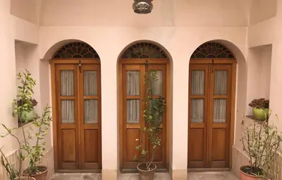 اقامتگاه سنتی سرای امیر - واحد سه دری حیاط