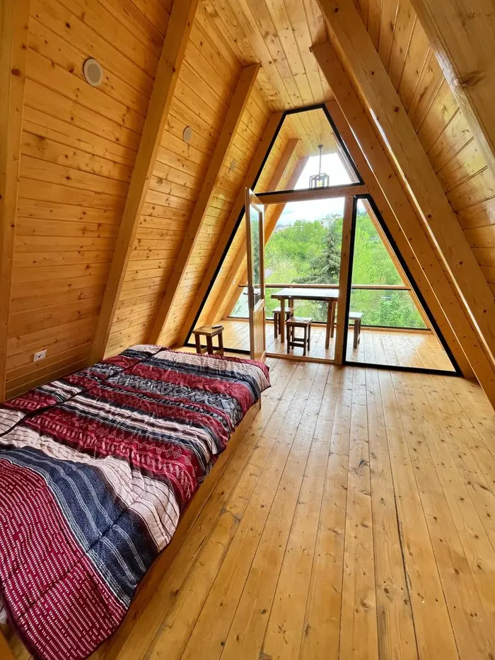 کلبه یک خوابه سوئیسی جکوزی دار میرکا لفور