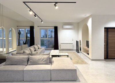 ویلا چهارخوابه تریپلکس استخردار آبگرم سفید