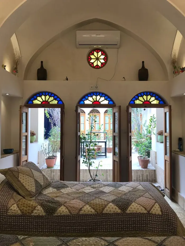 سرای امیر - واحد سه دری حیاط