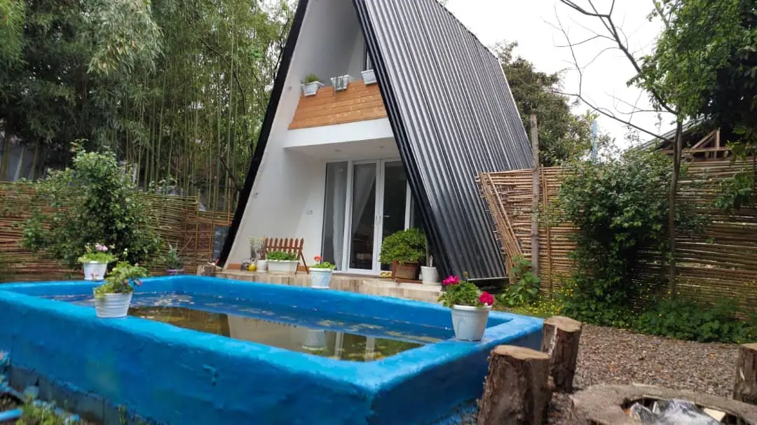 کلبه دوخوابه سوئیسی برکه