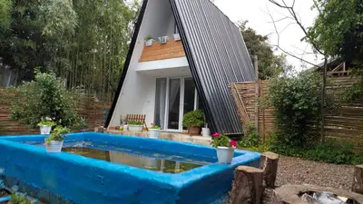 کلبه دوخوابه سوئیسی برکه