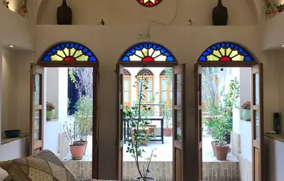 اقامتگاه سنتی سرای امیر - واحد سه دری حیاط