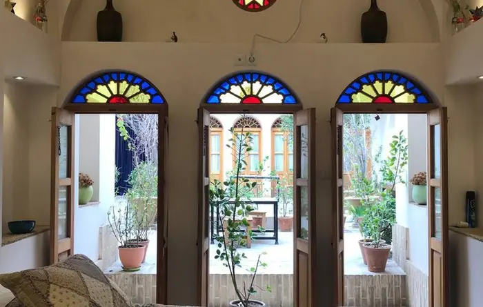 سرای امیر - واحد سه دری حیاط