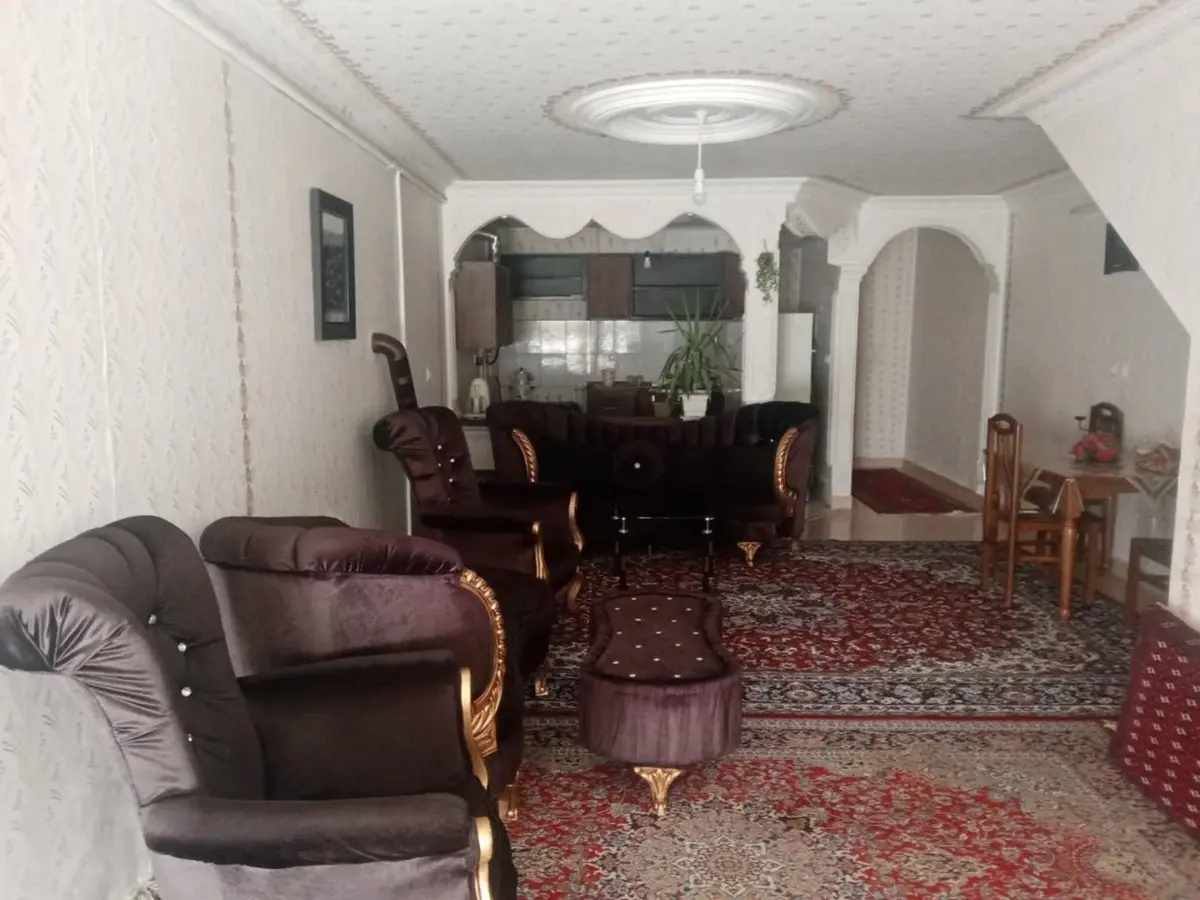 سوئیت یک خوابه جلال ۵۴ - نمای ورودی به واحد، هال و آشپزخانه در انتها 