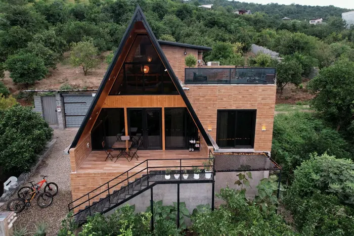 کلبه دوخوابه سوئیسی ماه دل - نمای روبرو ویلا