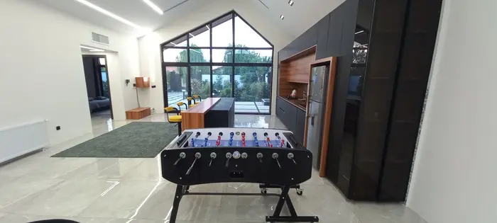 ویلا سه خوابه استخردار سیاه سفید