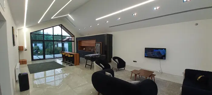 ویلا سه خوابه استخردار سیاه سفید