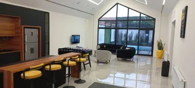 ویلا سه خوابه استخردار سیاه سفید