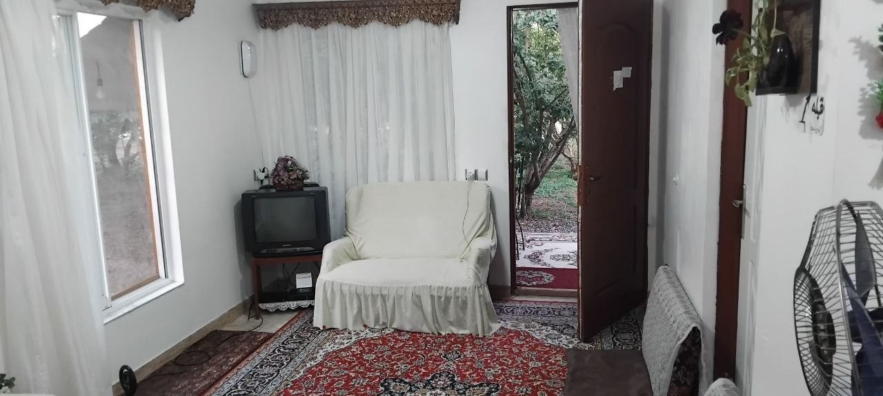 سوئیت یک خوابه سراوان گلدشت - سالن رو به حیاط