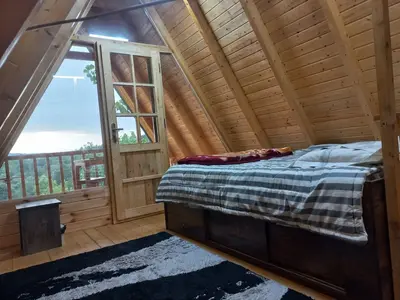 کلبه یک خوابه جنگلی عسل