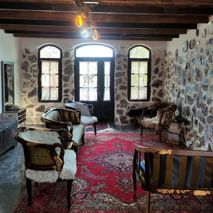 ویلا دوخوابه روستیک فاکسی - قسمت نشیمن عالی برای عکاسی و شب نشینی