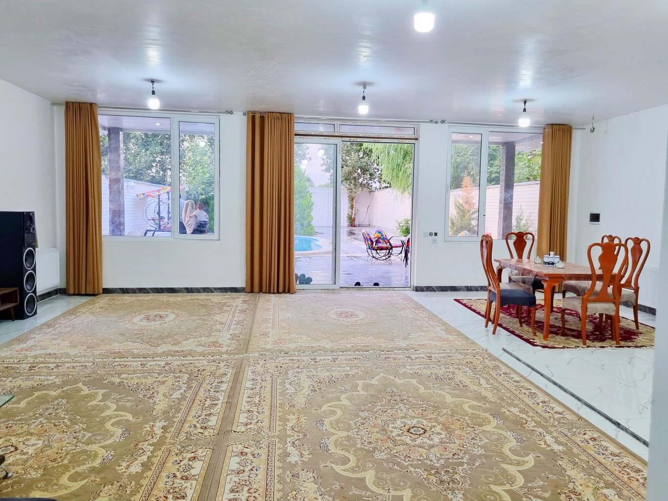 ویلا دو خوابه استخردار آبگرم چهارباغ