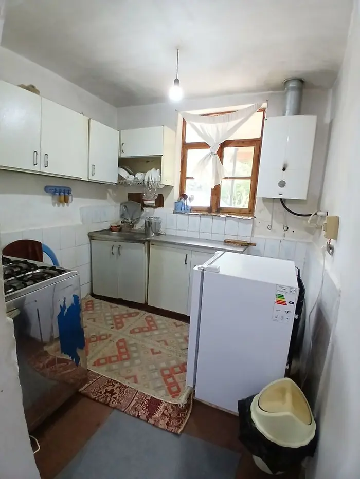 کلبه دوخوابه کژال - آشپزخانه دارای یخچال و اجاق و آبگرمکن و وسایل آشپزی