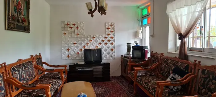 ویلا دوخوابه جنگلی پرتقالی - اتاق مبله نسبتاً بزرگ که مشرف به ایوان و آشپزخانه می باشد