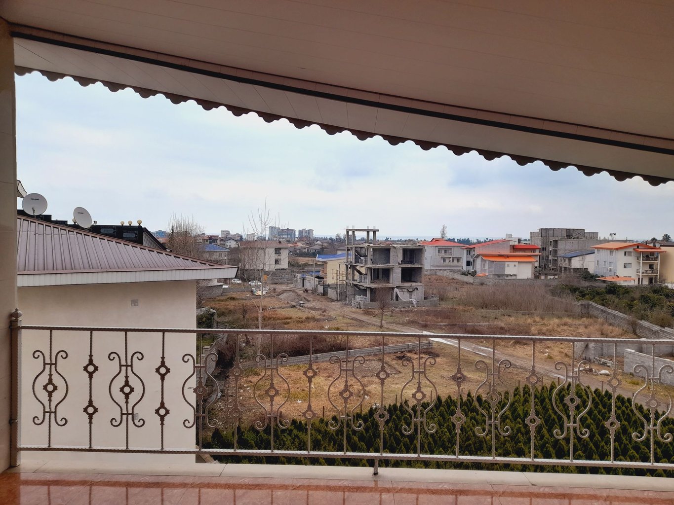آپارتمان دوخوابه آسایش ۳ - سمت چپ بالکن رو به دریا