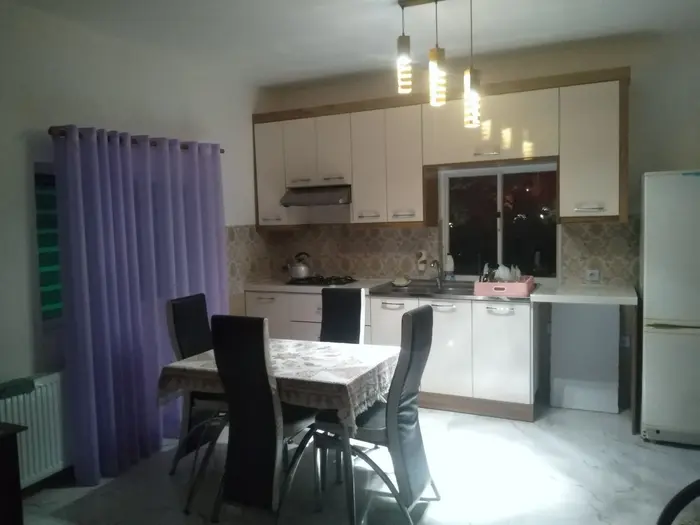 ویلا دوخوابه باغ بهشت اشمان کماچال - نمای آشپزخانه از پذیرایی