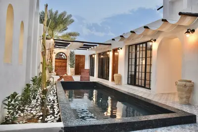 بومگردی سه خوابه ساحلی استخردار مغرب