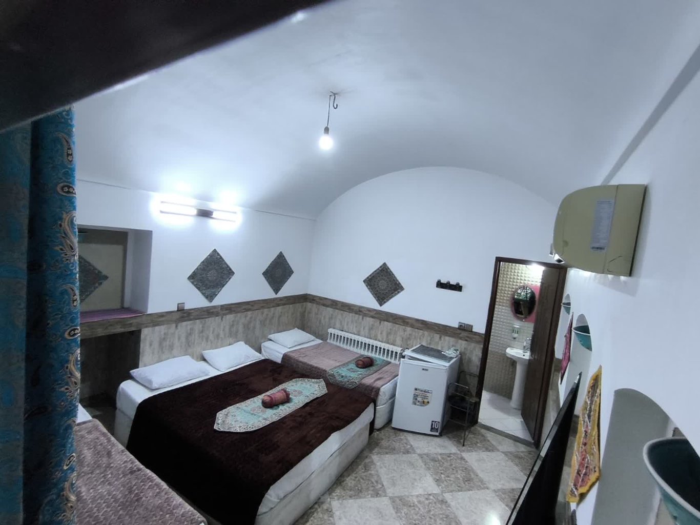 اقامتگاه سنتی دوستانه - واحد سه تخته 9