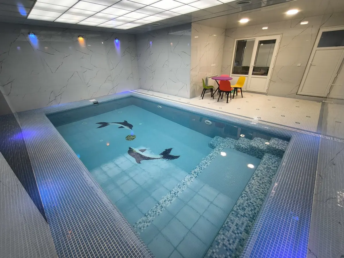 ویلا سه خوابه استخردار آبگرم آریامهر - استخر مجهز و بزرگ با تعبیه محل بازی کودکان و نشستن بزرگسالان در کنار آنان 