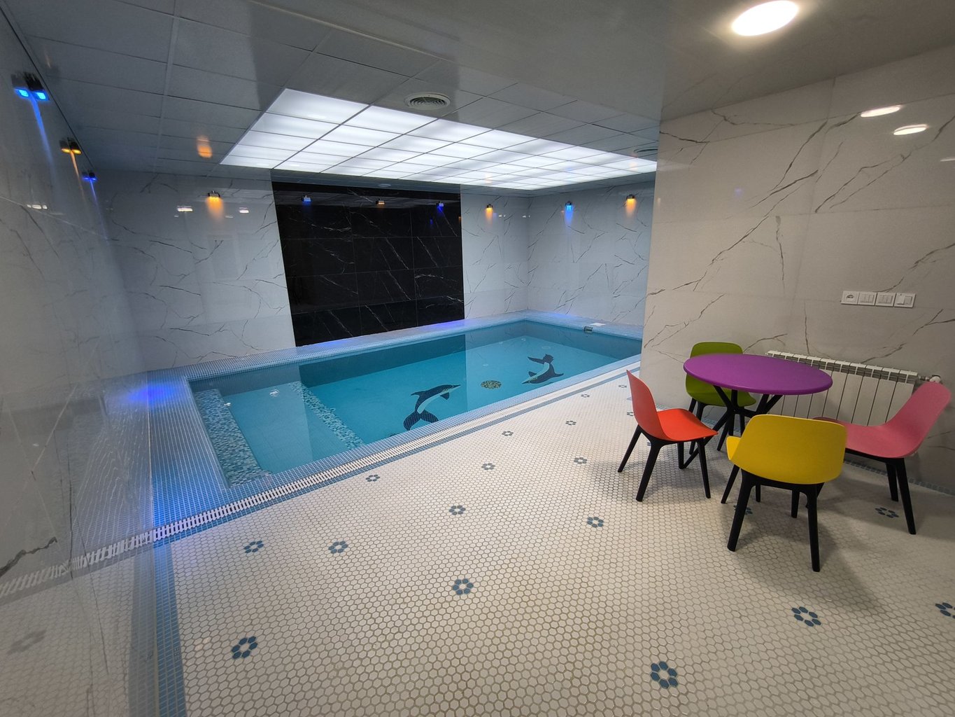 ویلا سه خوابه استخردار آبگرم آریامهر - لابی بزرگ استخر مناسب جهت استراحت و تجدید قوا