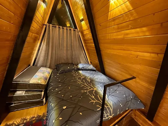 کلبه یک خوابه سوئیسی ترز واحد جکوزی دار آفتاب - تخت دونفره و رختخواب سنتی