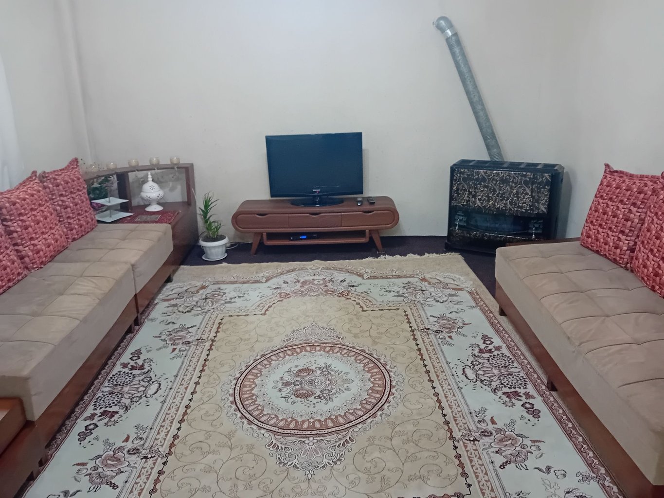 ویلا دوخوابه رودکنار 1 - پذیرایی