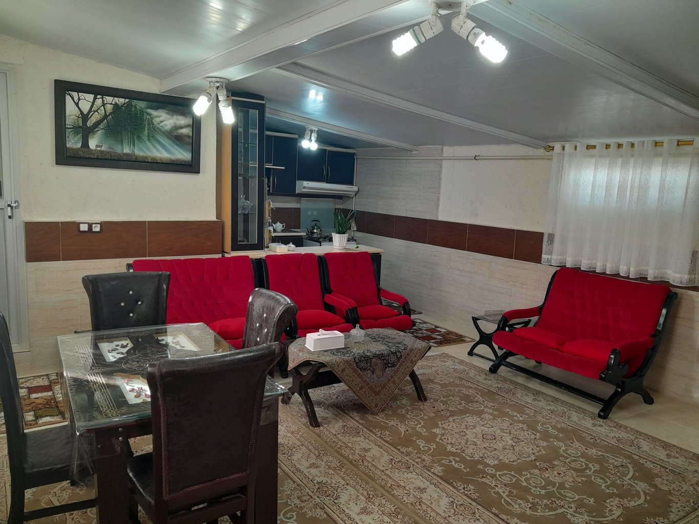 ویلا یک خوابه آرامش حمید - عکس قسمتی از پذیرایی و آشپزخونه ویلا