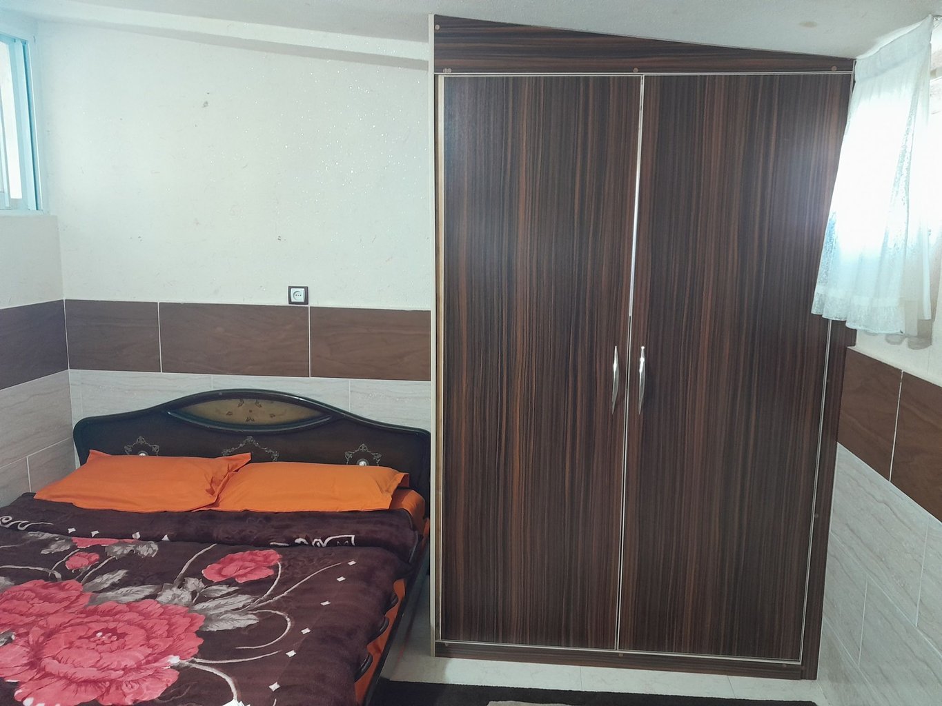 ویلا یک خوابه آرامش حمید - عکس کمد لباس و تخت دو نفره اتاق خواب