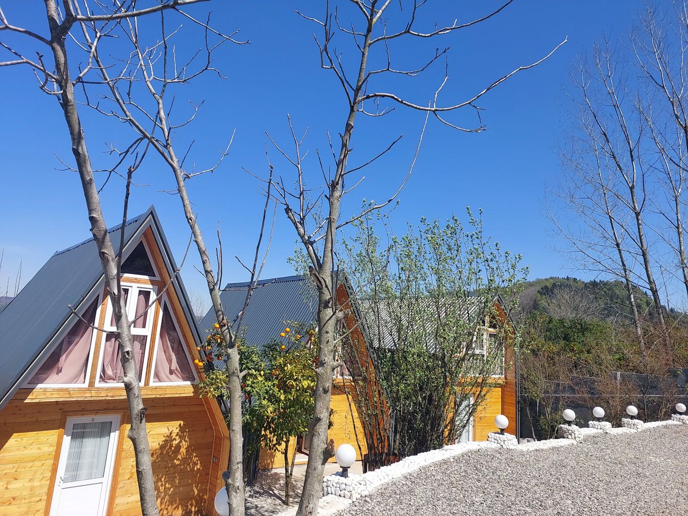 یک خوابه سوئیسی استخردار لمپا ۲ - فضای بیرون ویلا سوئیسی لمپا ۲