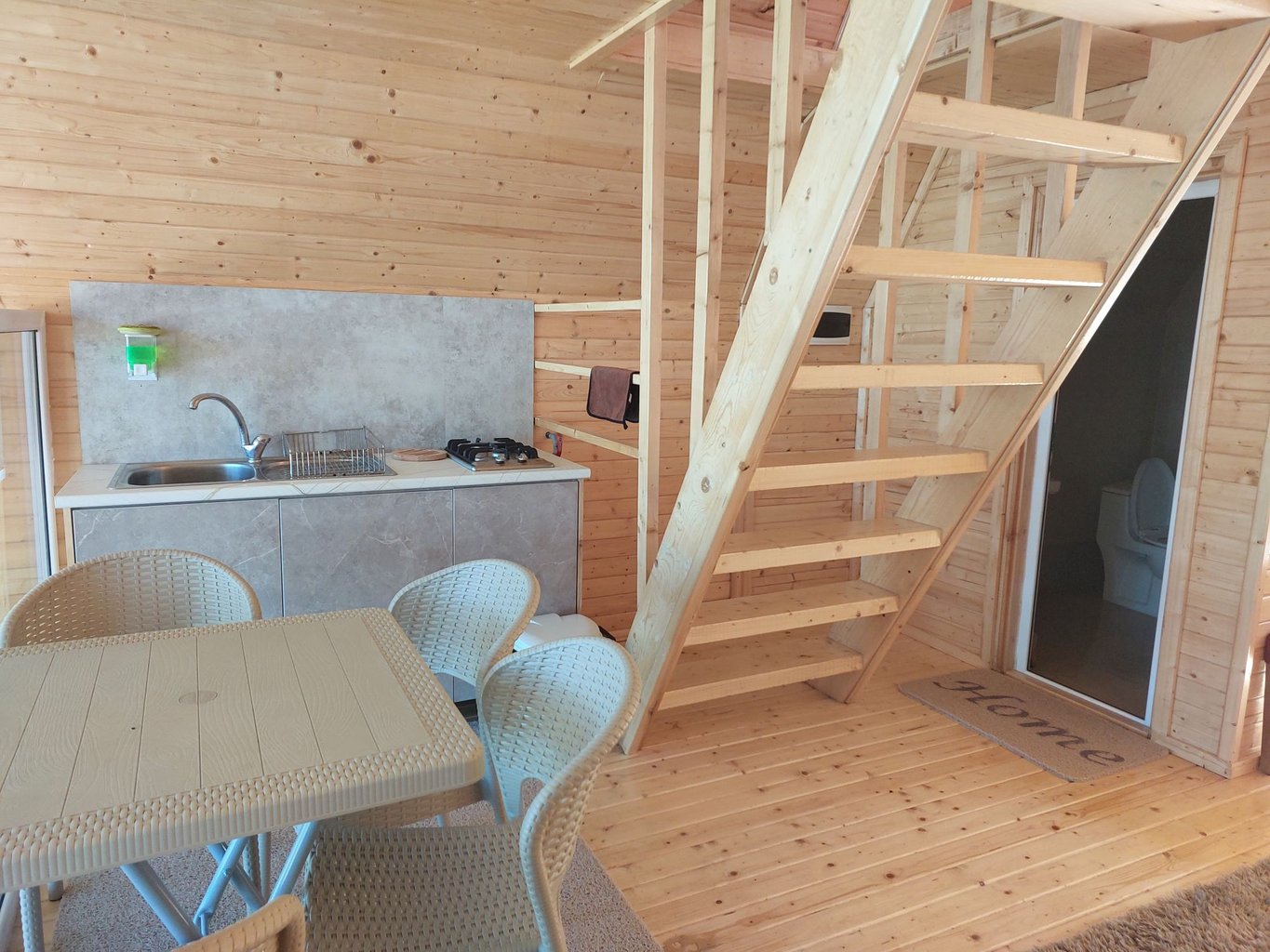 یک خوابه سوئیسی استخردار لمپا ۲ - آشپزخانه و میز ناهارخوری لمپا ۲