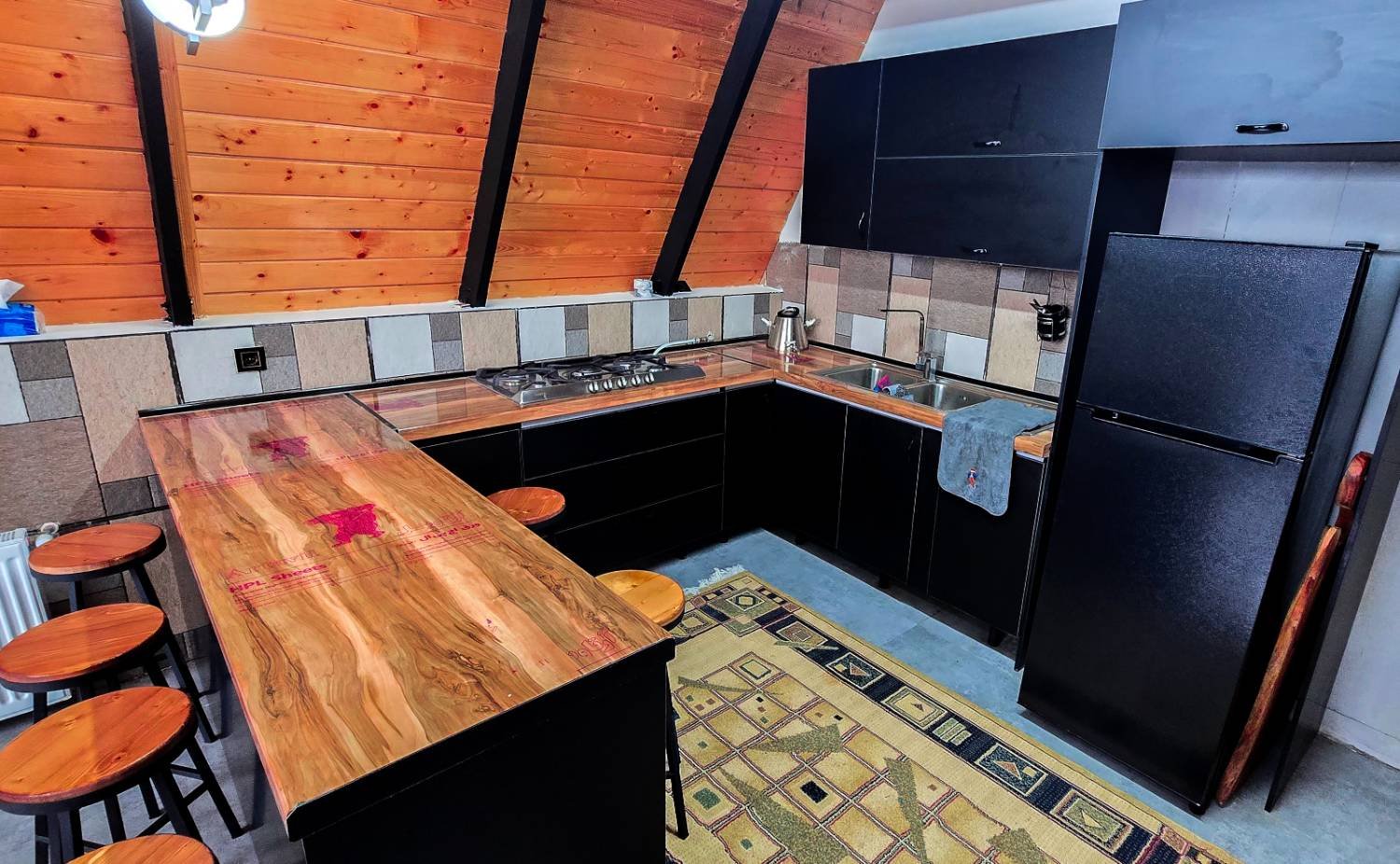 کلبه دوخوابه سوئیسی استخردار آبگرم میراث