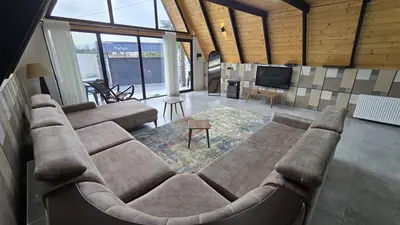 کلبه دوخوابه استخردار آبگرم سوئیسی میراث