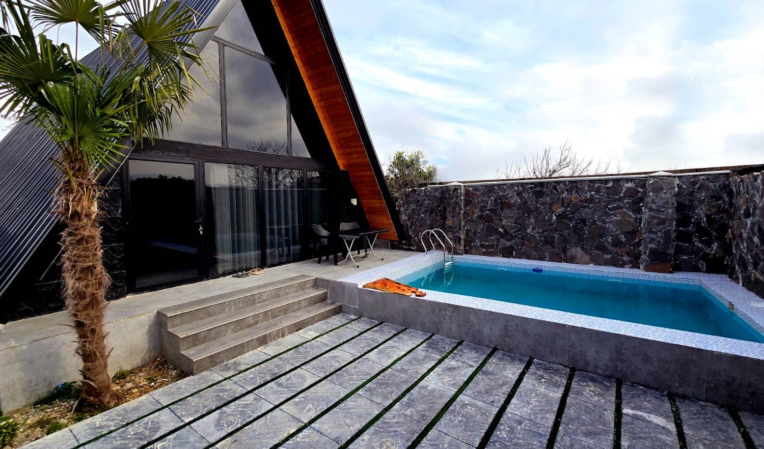 کلبه دوخوابه سوئیسی استخردار آبگرم میراث