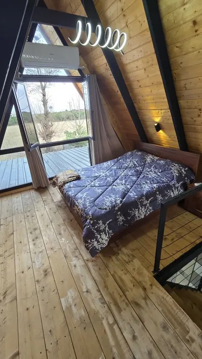 کلبه دوخوابه استخردار آبگرم سوئیسی میراث