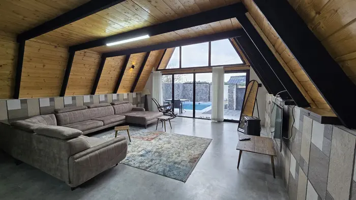 کلبه دوخوابه استخردار آبگرم سوئیسی میراث