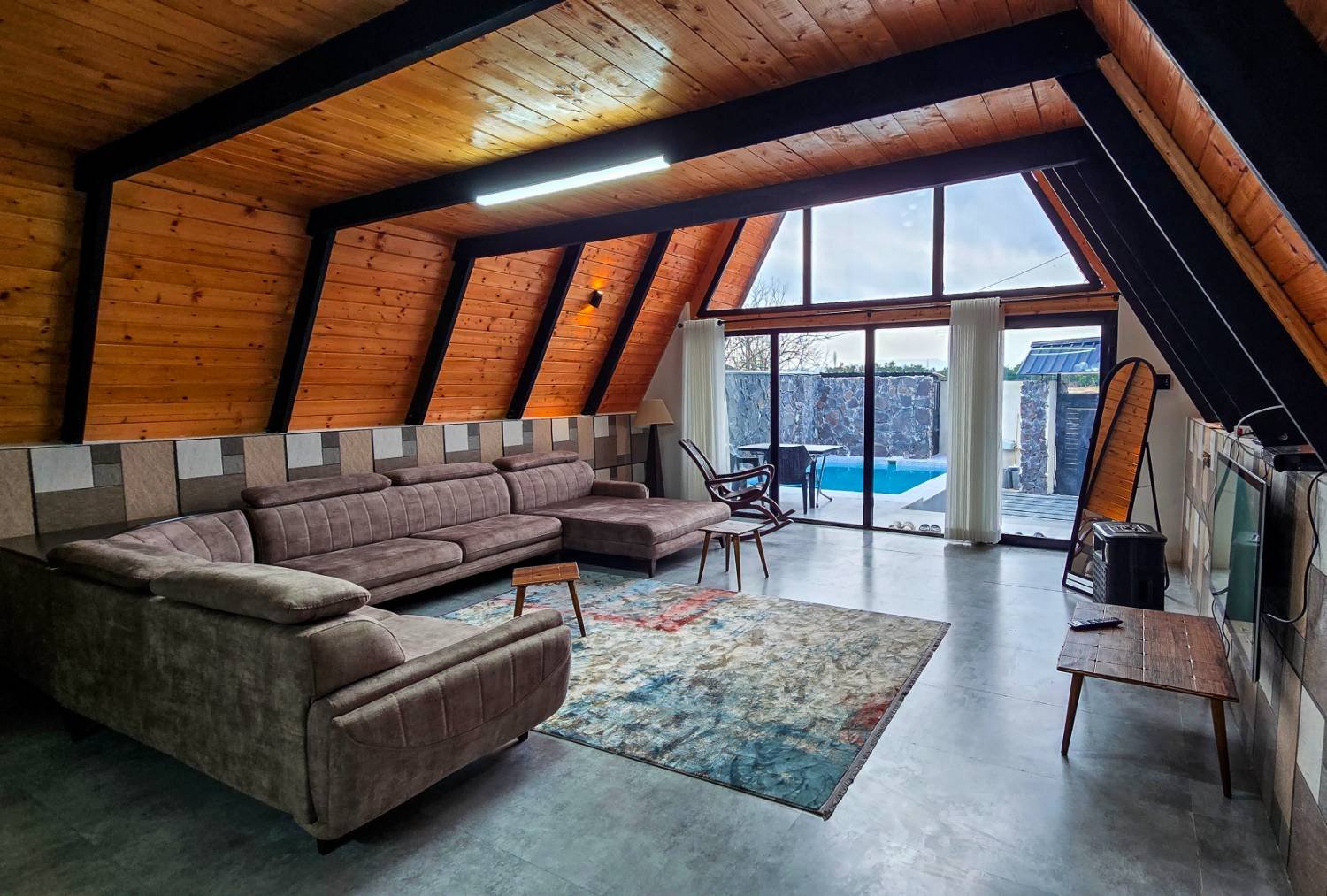 کلبه دوخوابه سوئیسی استخردار آبگرم میراث