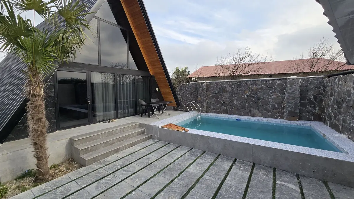 کلبه دوخوابه استخردار آبگرم سوئیسی میراث