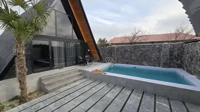 کلبه دوخوابه استخردار آبگرم سوئیسی میراث