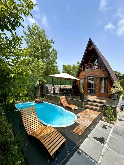 کلبه یک خوابه استخردار آبگرم ورنا