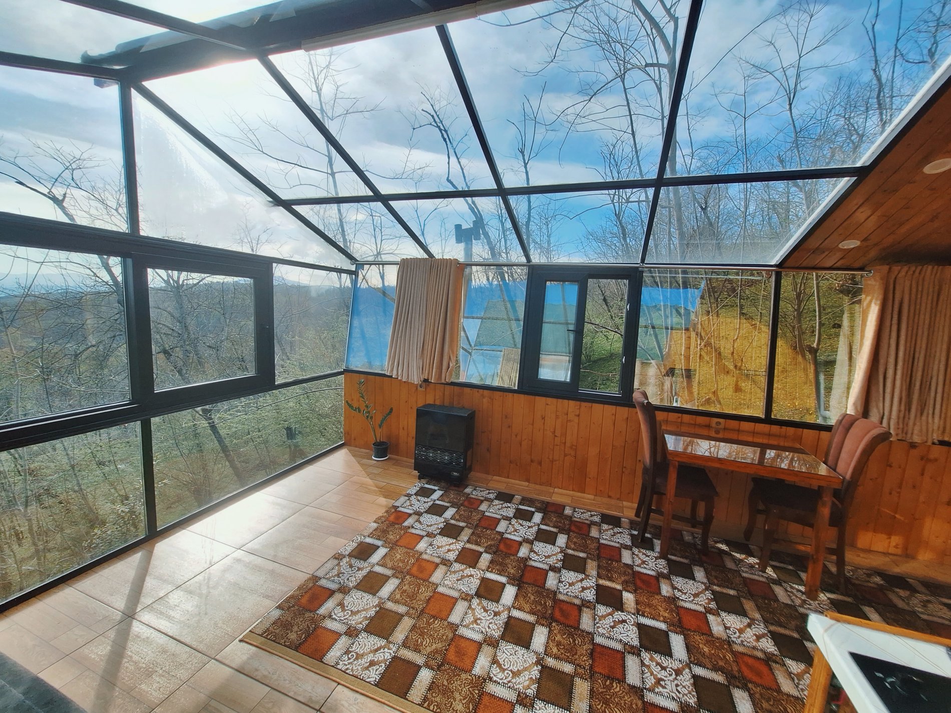 کلبه فلت شیشه‌ای فریار