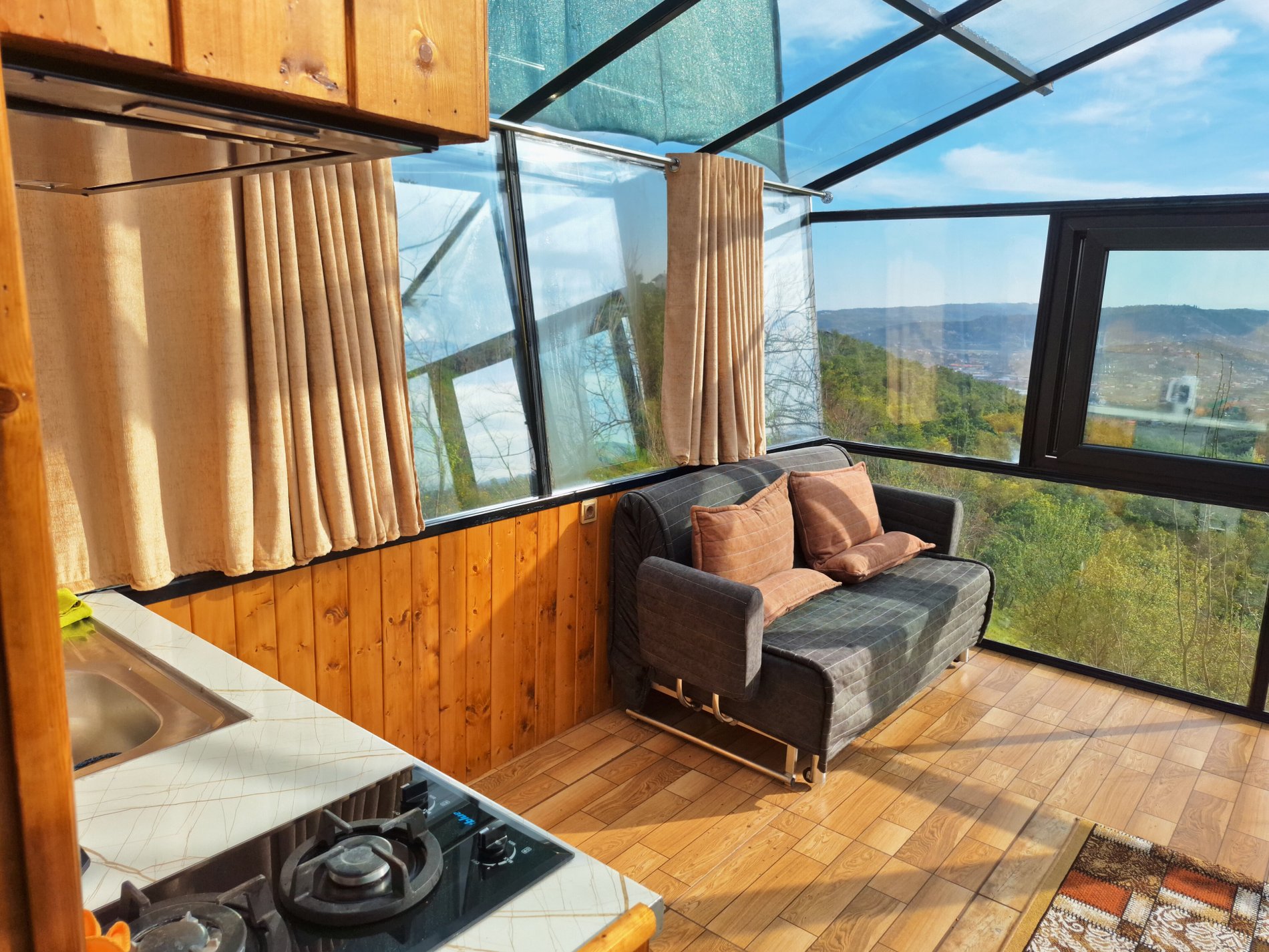 کلبه فلت شیشه‌ای فریار