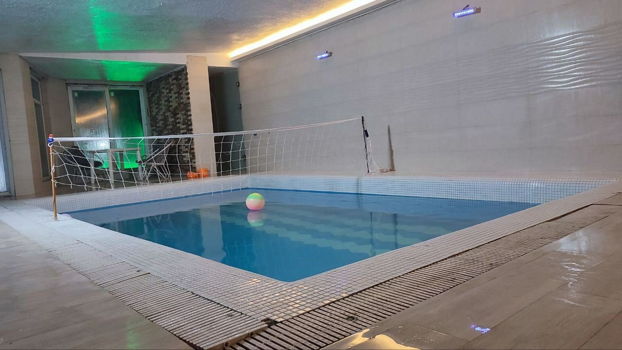 ویلا دوخوابه استخردار آبگرم نارسیس 10 - استخر آبگرم تصفیه دائم سرپوشیده