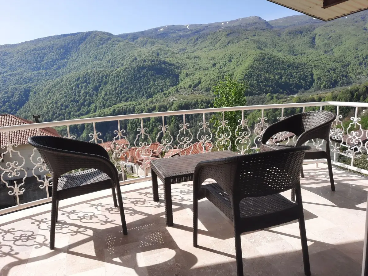 ویلا سه خوابه دوبلکس دومان - تراس طبقه اول دسترسی از اتاق خواب۳