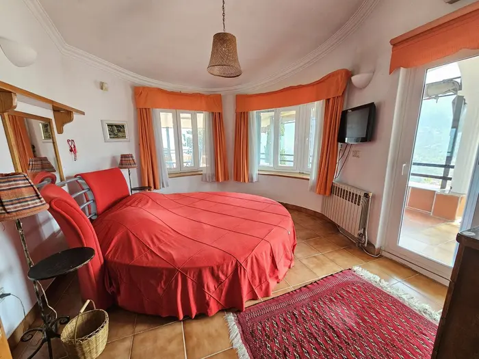 ویلا سه خوابه استخردار آبگرم گردیالو - اتاق خواب مستر vip به همراه بالکن و تلویزیون