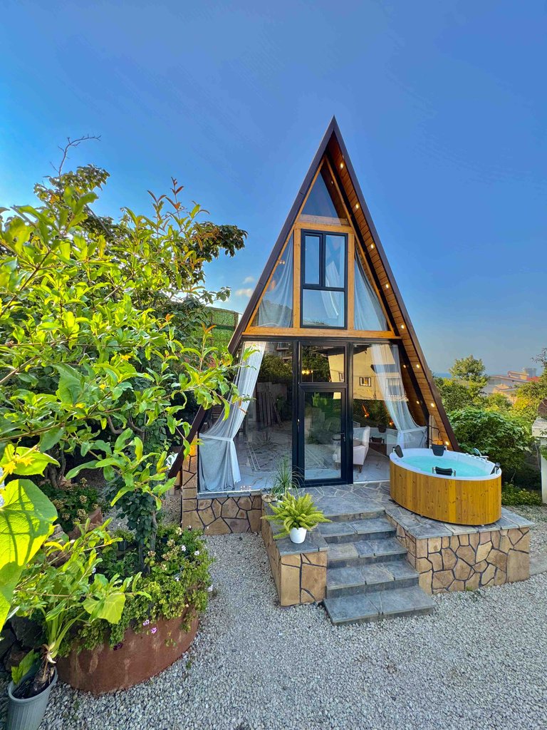 کلبه دوخوابه جکوزی دار ایندو - نمای اصلی کلبه
