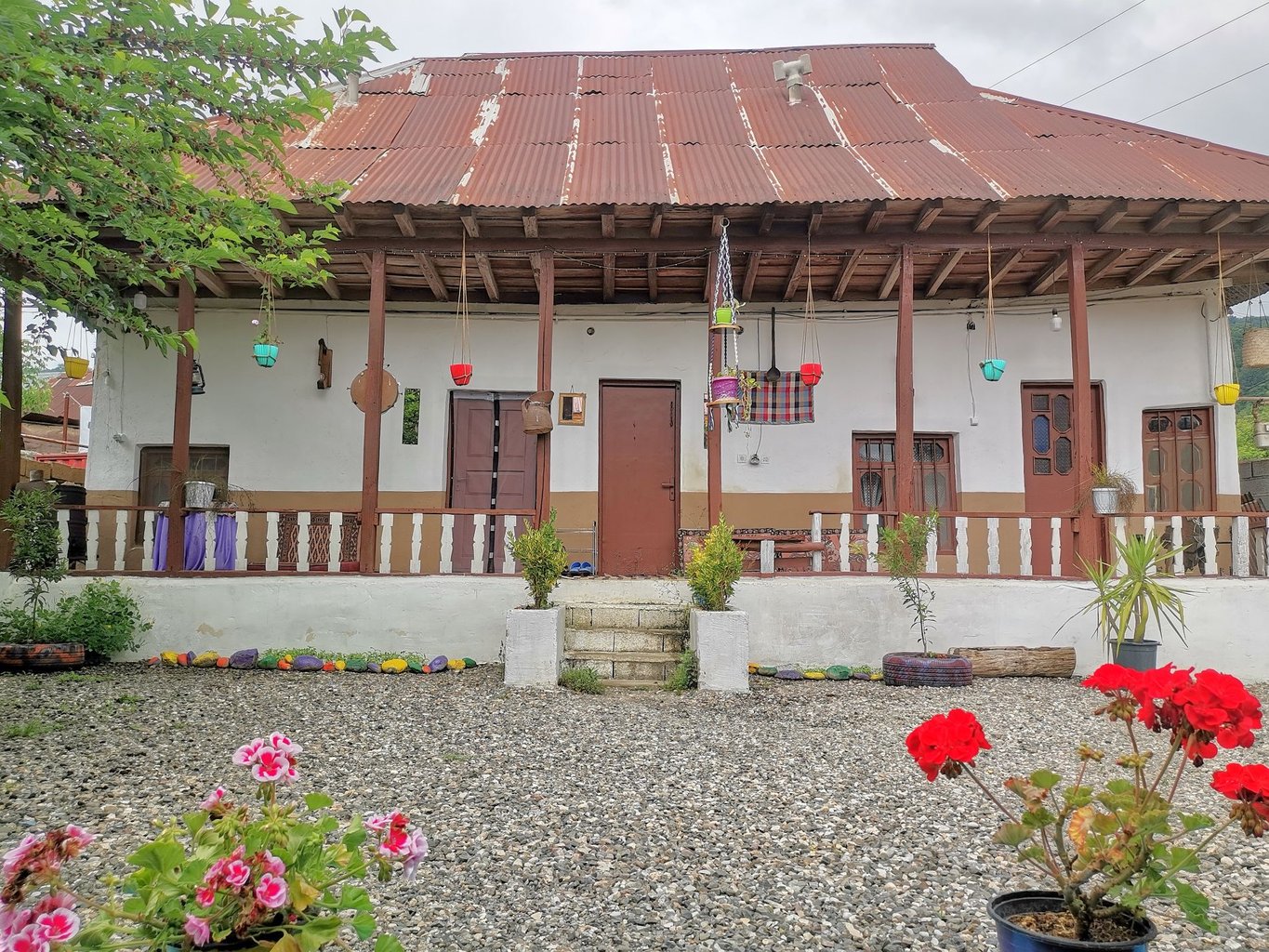 کلبه دوخوابه تِشکِلِه سنتی لفوربورخانی - نمای اقامتگاه 