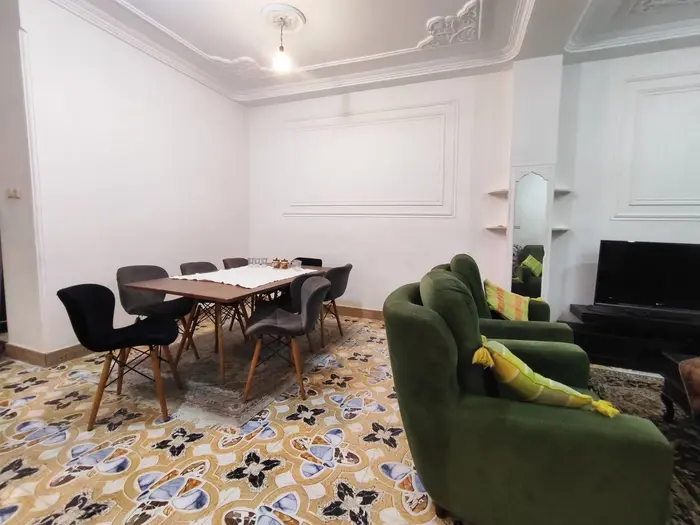 سوئیت سه خوابه خانه شیرین - میز نهارخوری هشت نفره 